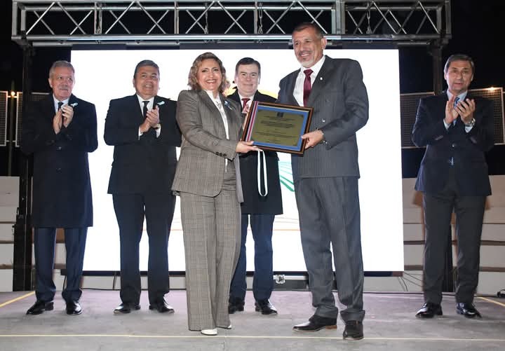 FB_IMG_1747798450460.jpg La intendente Fuentes participó del acto por el 75° aniversario de la Escuela de Agricultura, Ganadería y Granja de la Unse