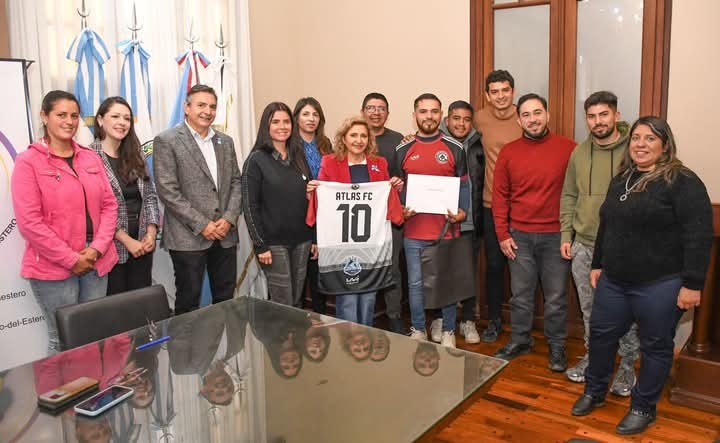 La intendente Fuentes recibió en el salón de acuerdos a miembros de asociación de fútbol infantil