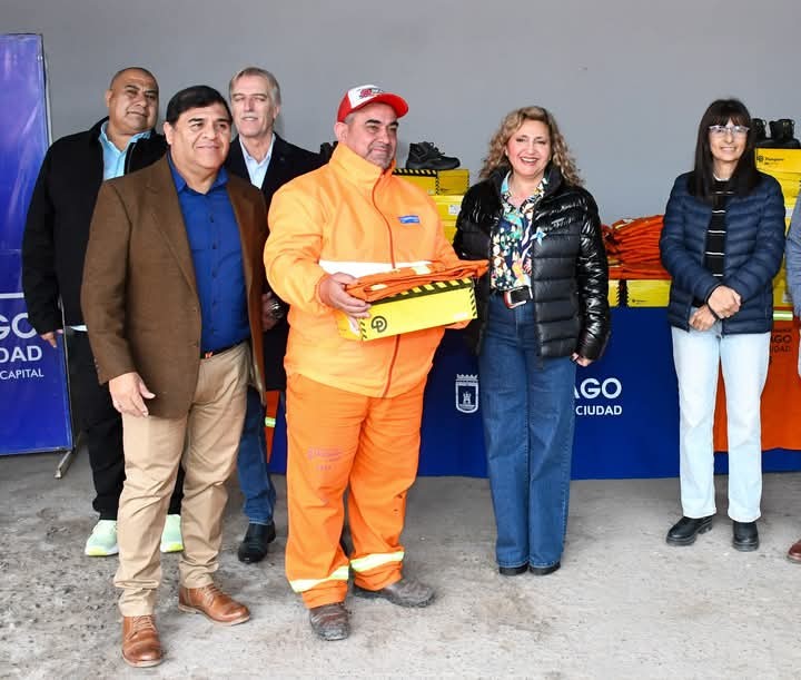 La intendente Fuentes entregó ropa de trabajo al personal de recolección y destacó el compromiso con la limpieza de la ciudad