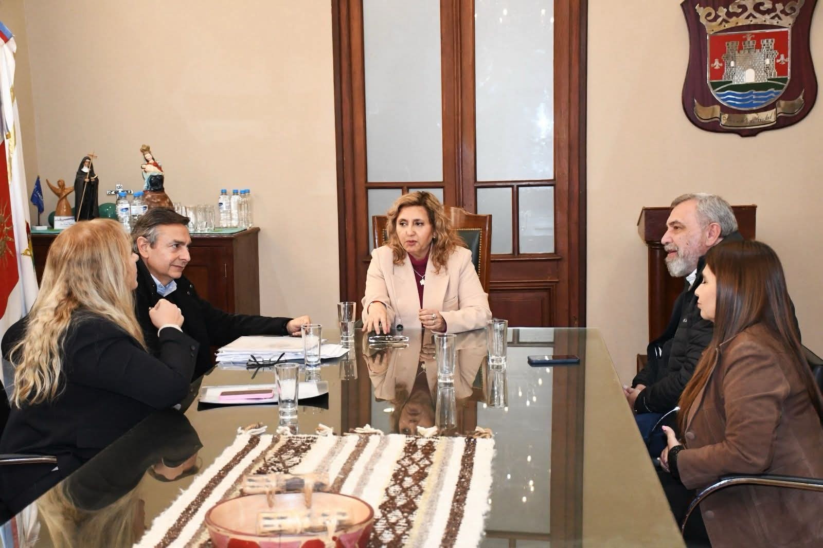 La intendente Fuentes recibió en el salón de acuerdos a los directivos de la fundación Piedras Vivas