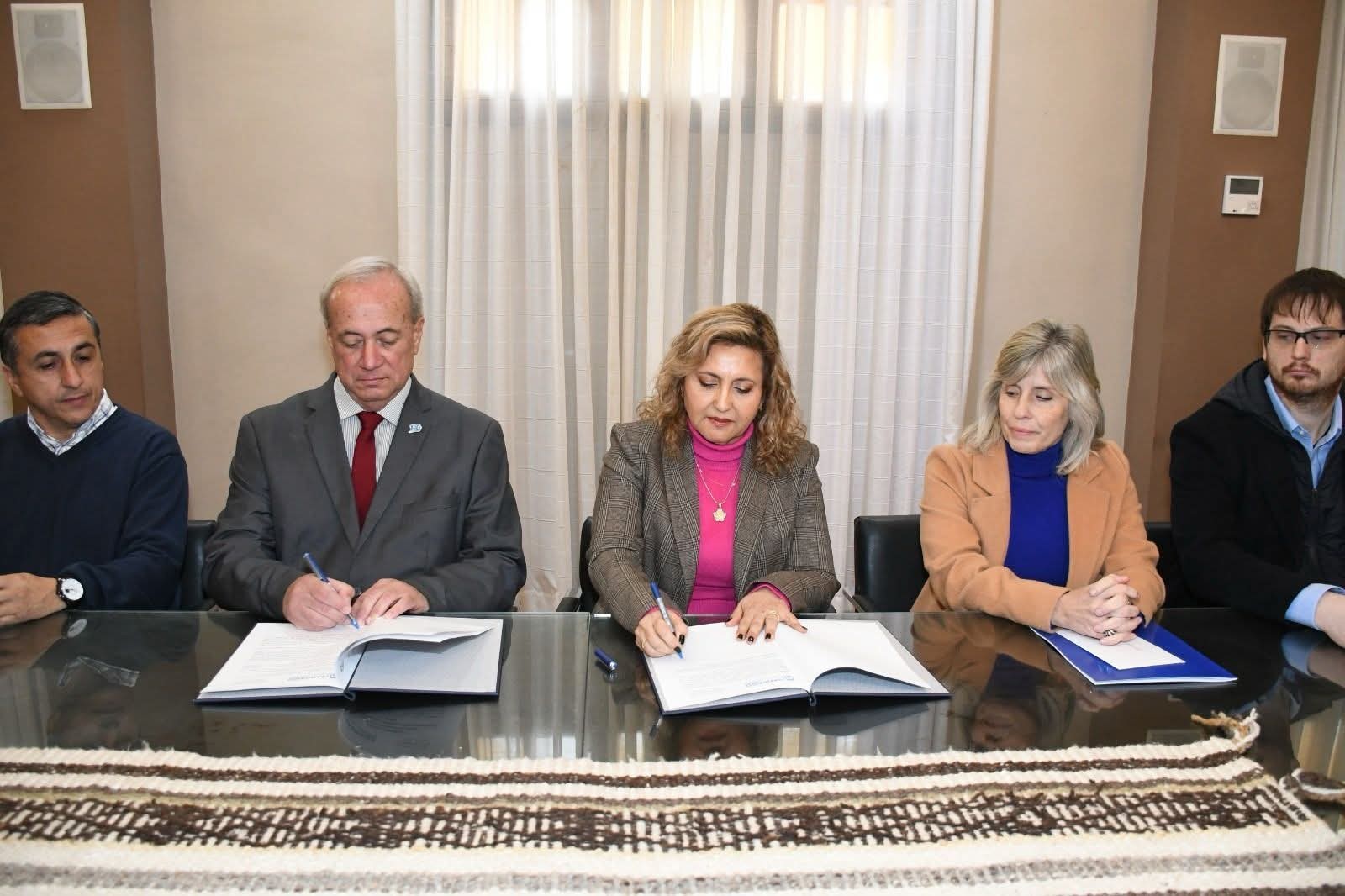 FB_IMG_1748978881356.jpg La intendente Fuentes y el presidente del Consejo de Ingeniería firmaron un convenio para agilizar trámites on line