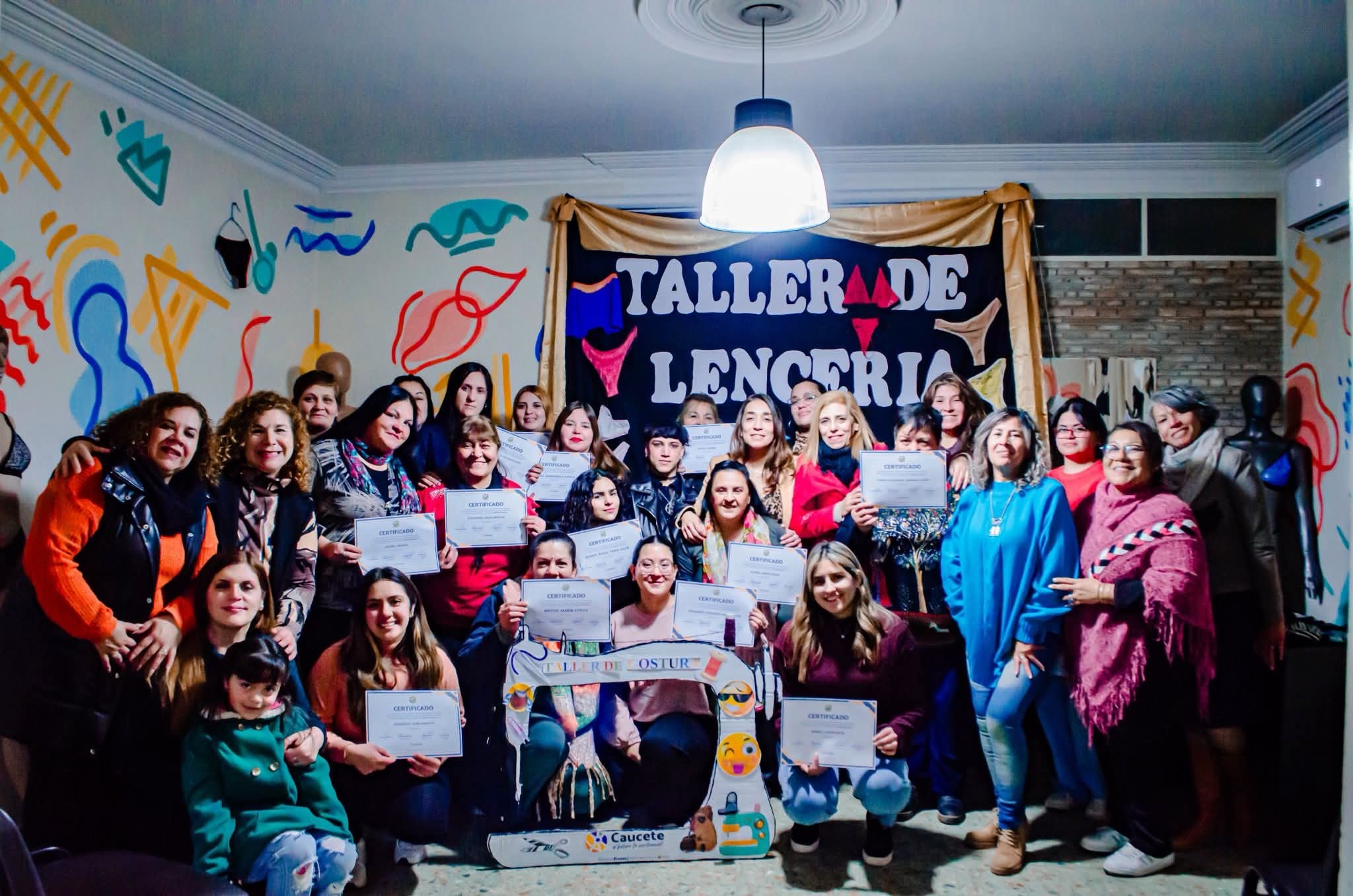 FB_IMG_1751720764894.jpg Intendenta Romina Rosas entrega de certificados de finalización «Taller de lencería»