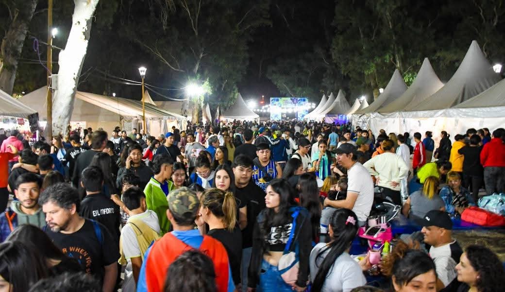 Un miércoles a pleno en la Feria Artesanal Santiago del Estero con el acompañamiento de las familias.