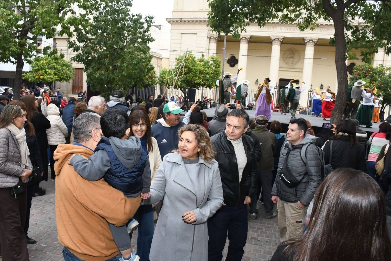 La intendente Fuentes asistió al evento artístico Homenaje de las Vírgenes de América a Nuestra Señora del Carmen