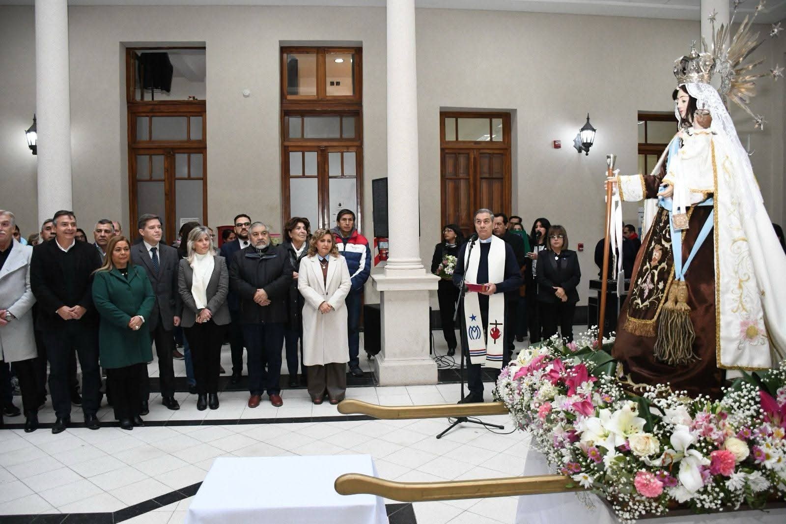La intendente Fuentes acompañada de vecinos, funcionarios y personal de la municipalidad recibieron la visita de la imagen de Nuestra Señora del Carmen en el edificio de la casa central