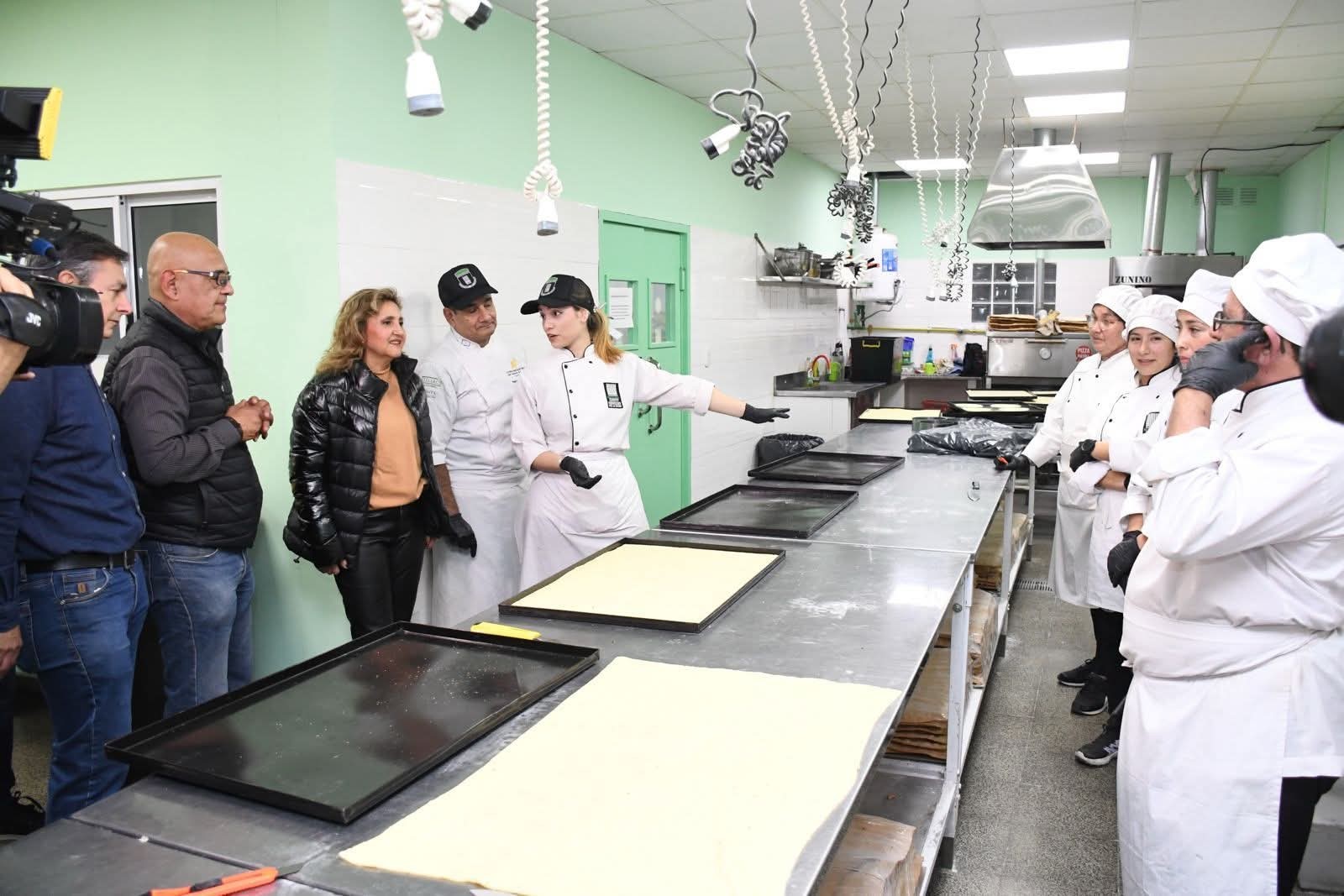 La intendente Fuentes visitó el Sindicato de Pasteleros que elabora el alfajor santiagueño gigante en homenaje a la ciudad