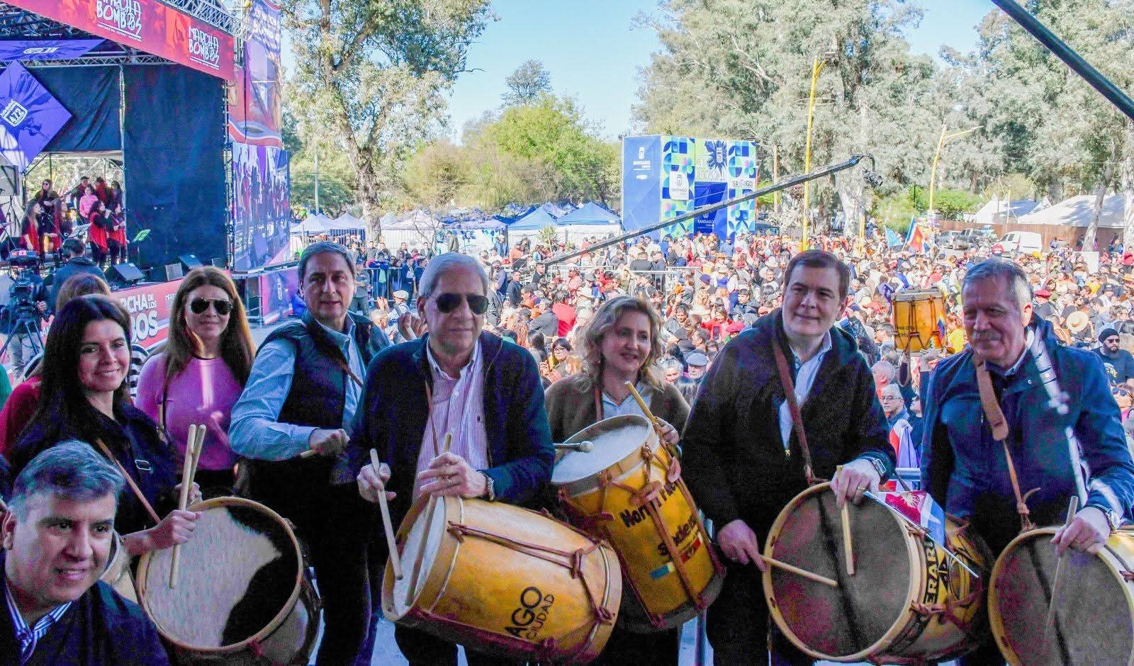La intendente Fuentes destacó la participación de vecinos y turistas en la 23° Marcha de los Bombos