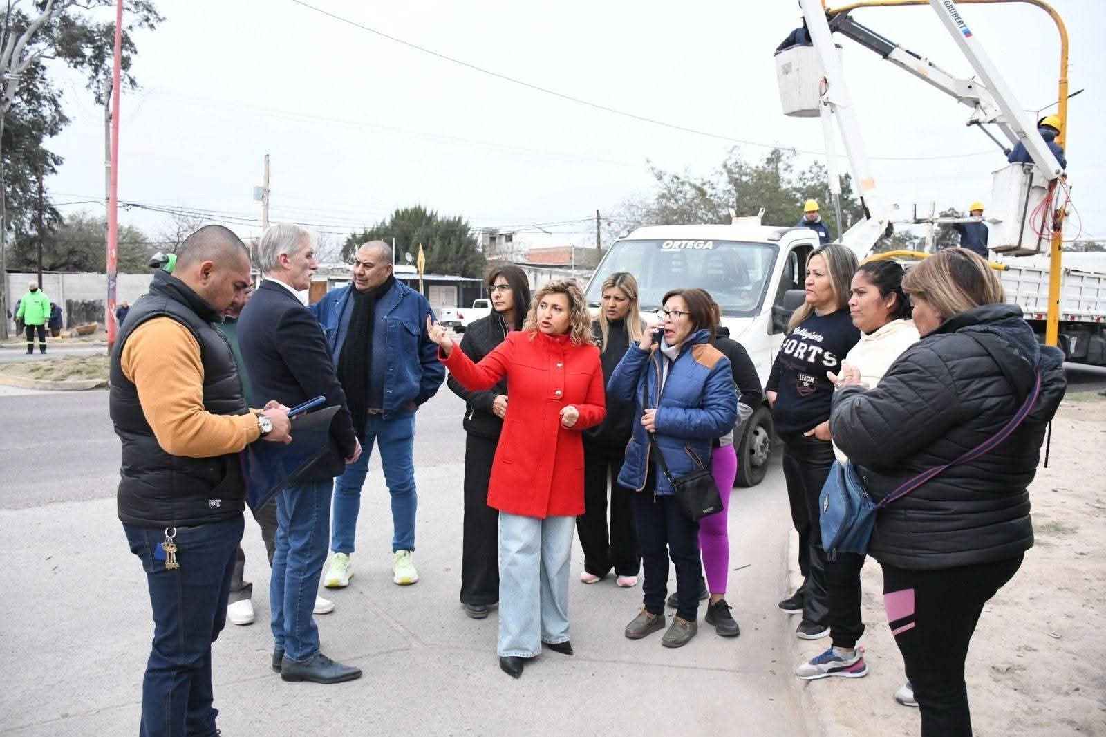 La intendente Fuentes supervisó la instalación de nuevos semáforos en el acceso al barrio Autonomía