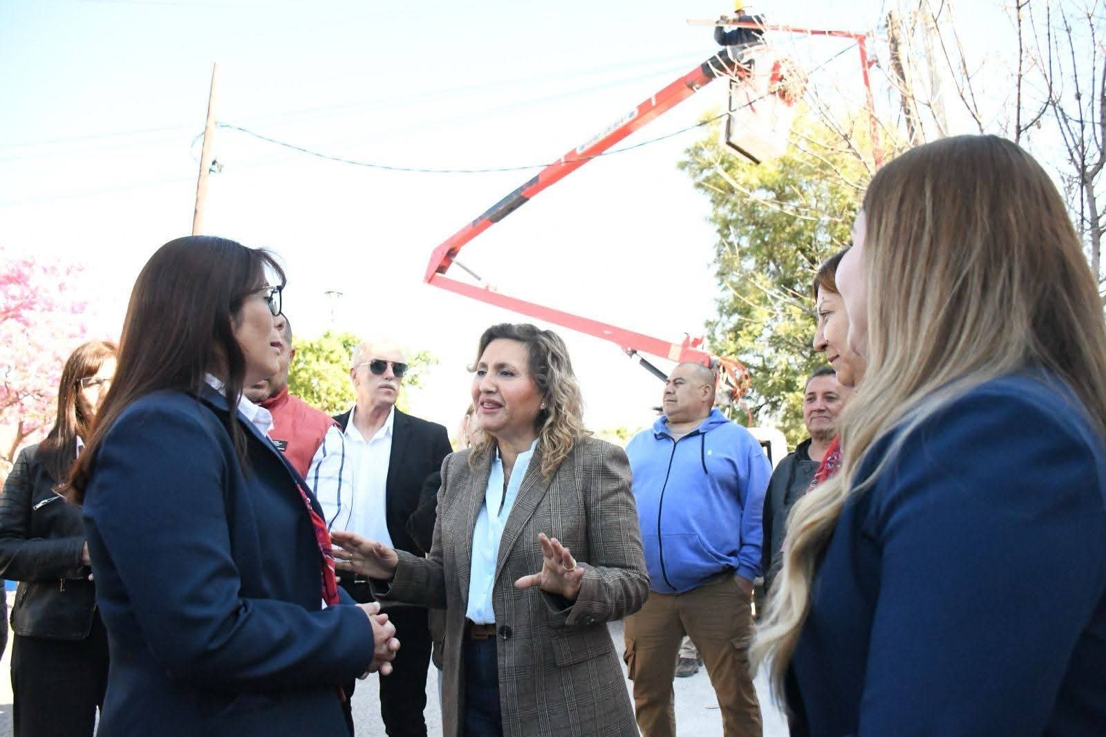 La intendente Fuentes supervisó el avance de la obra de restauración lumínica Led de calle Sebastián Ávalos