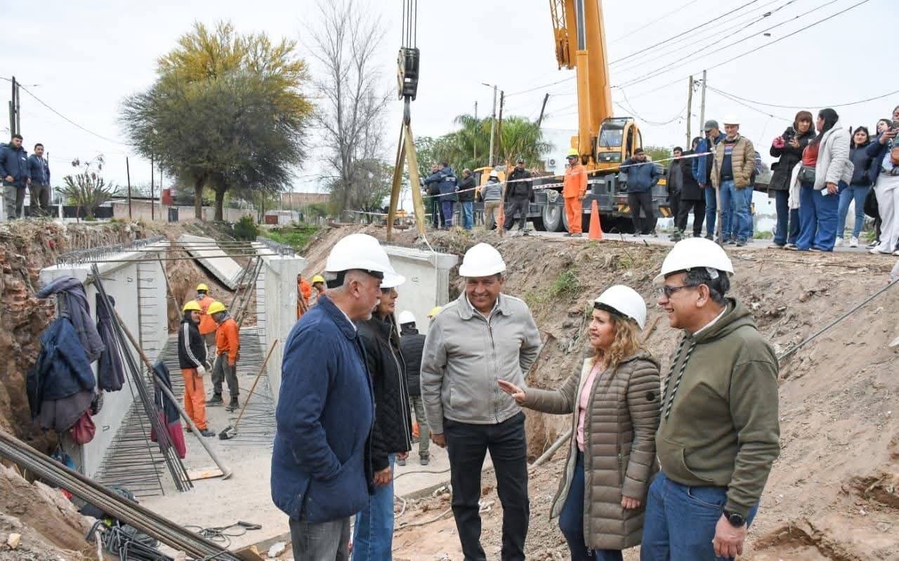 La intendente Fuentes supervisó la construcción de un puente alcantarilla en el barrio Mariano Moreno