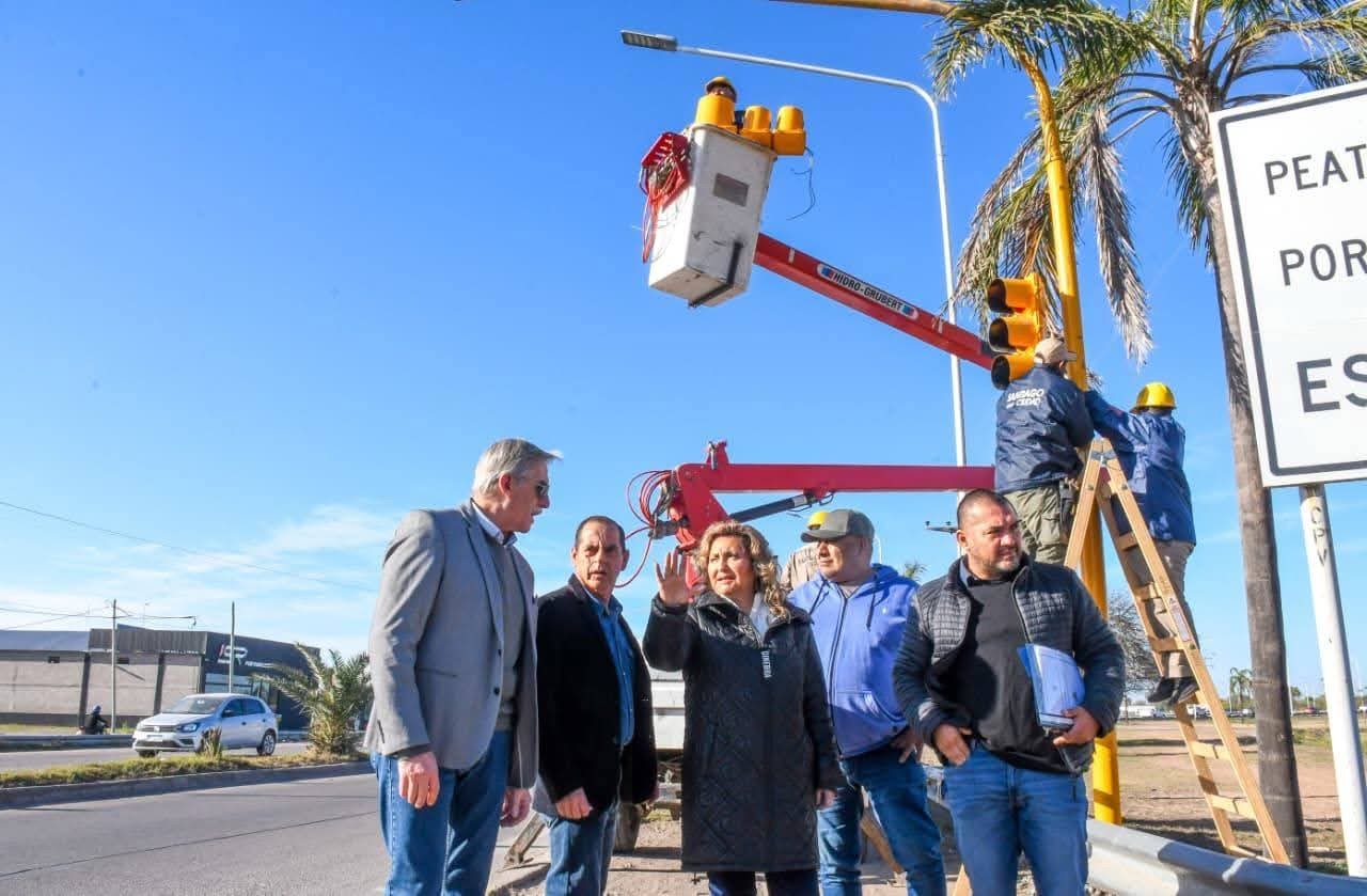 La intendente Fuentes supervisó la instalación de semáforos en Belgrano y Circunvalación