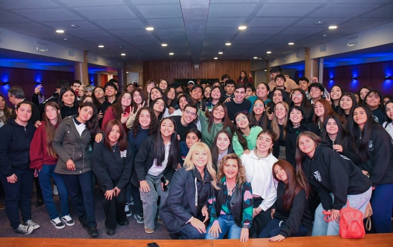 La intendente Fuentes participó junto a jóvenes estudiantes del foro Voces de la Ciudadanía