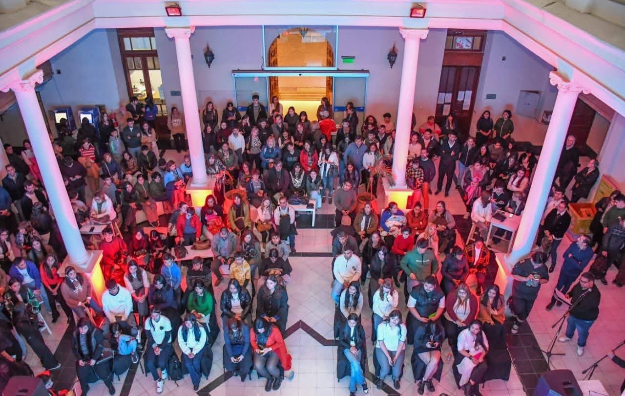 La intendente Fuentes y el subsecretario de Cultura Leguizamón encabezaron la premiación de los ganadores de la edición 2025 de La Bibliodera