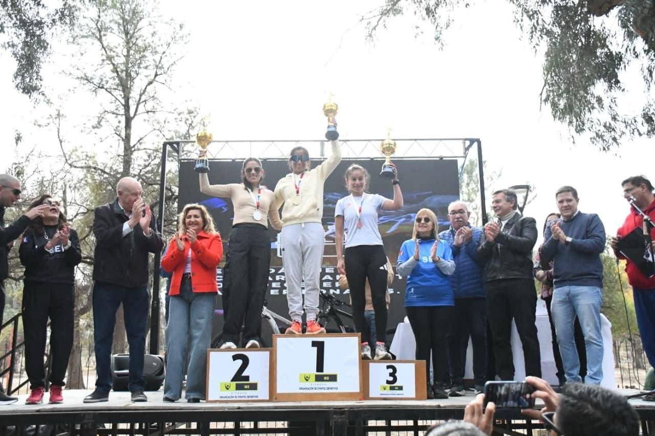 La intendente Fuentes junto al secretario de deportes Dapello premiaron a los ganadores de la maratón por los 60 años del Iosep