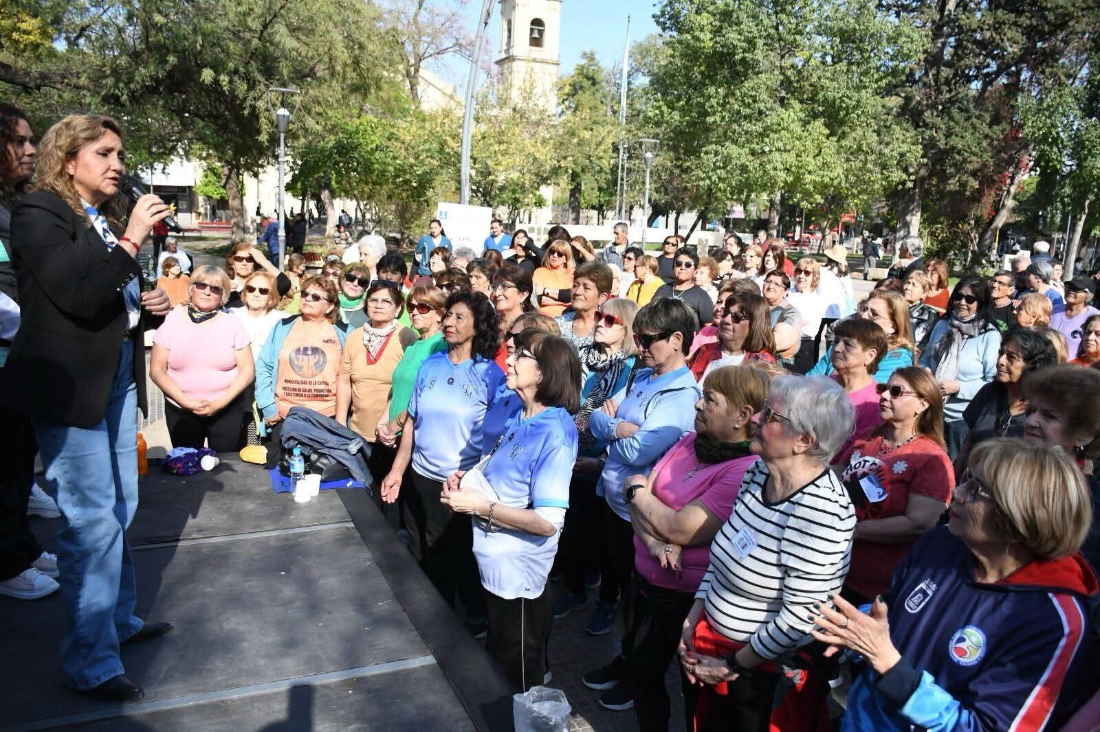 La intendente Fuentes destacó la participación de jubilados en la jornada de actividades físicas en la plaza Libertad