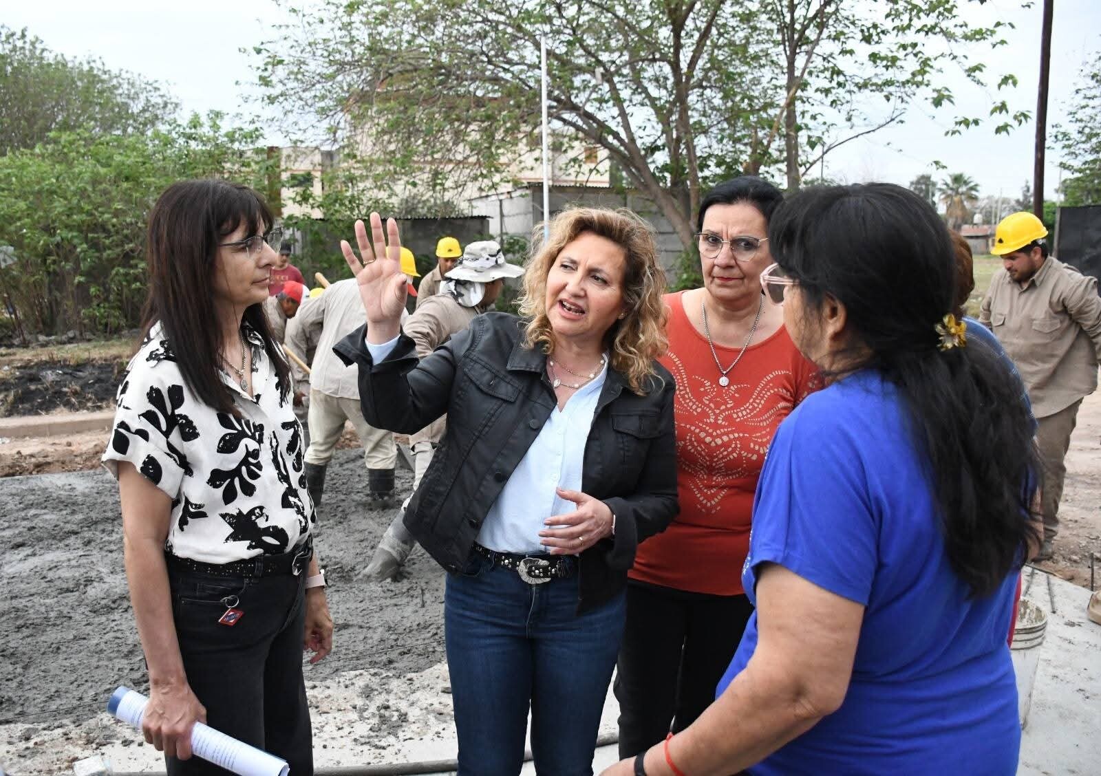 La intendente Fuentes supervisó el avance de la pavimentación sobre calle Capitán Mejía de Mirabal del barrio Ejército Argentino