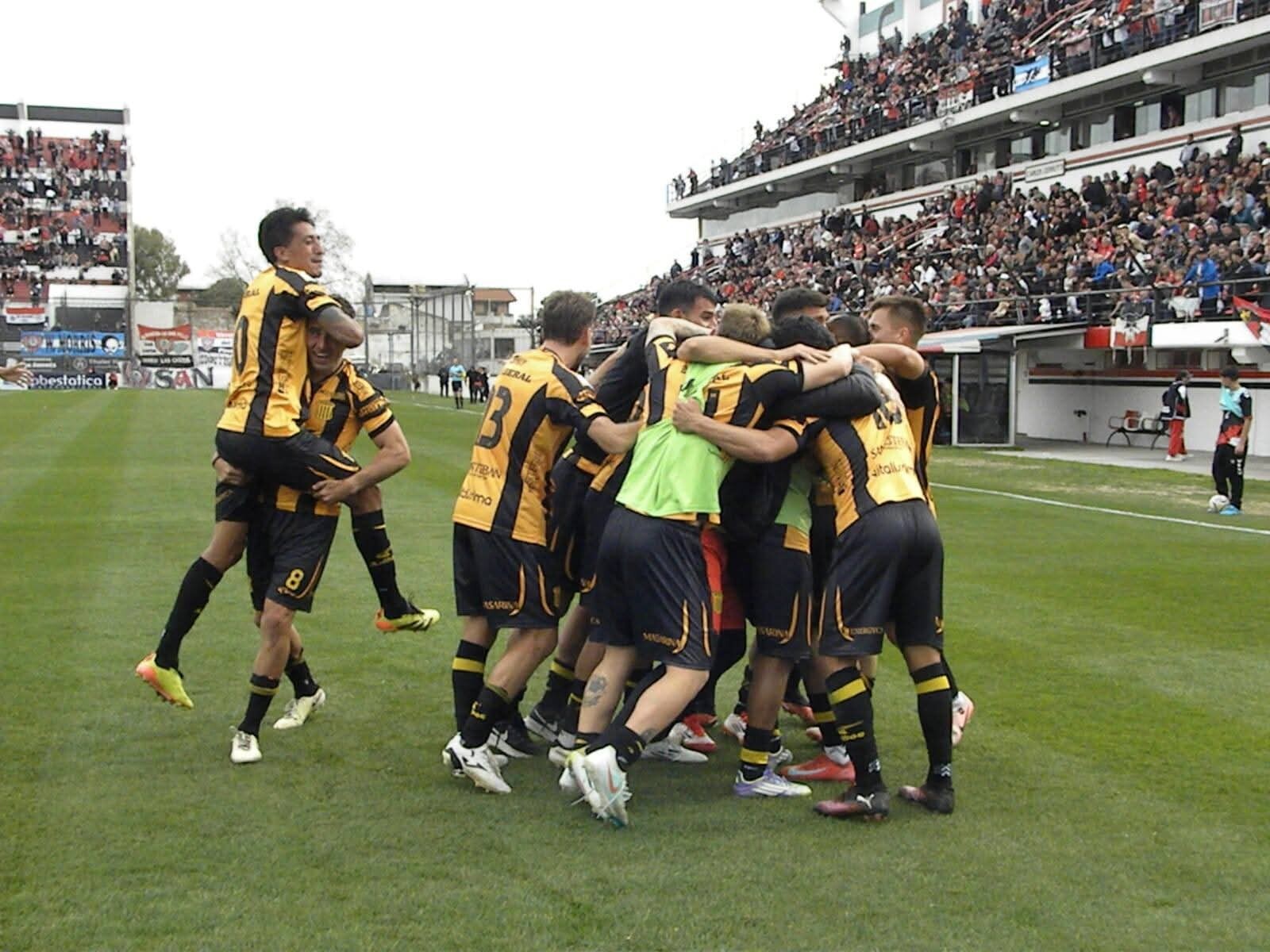 FB_IMG_1758463914905.jpg POR EL HONOR: MITRE JUEGA CON TALLERES DE R.E. EN EL OCHO