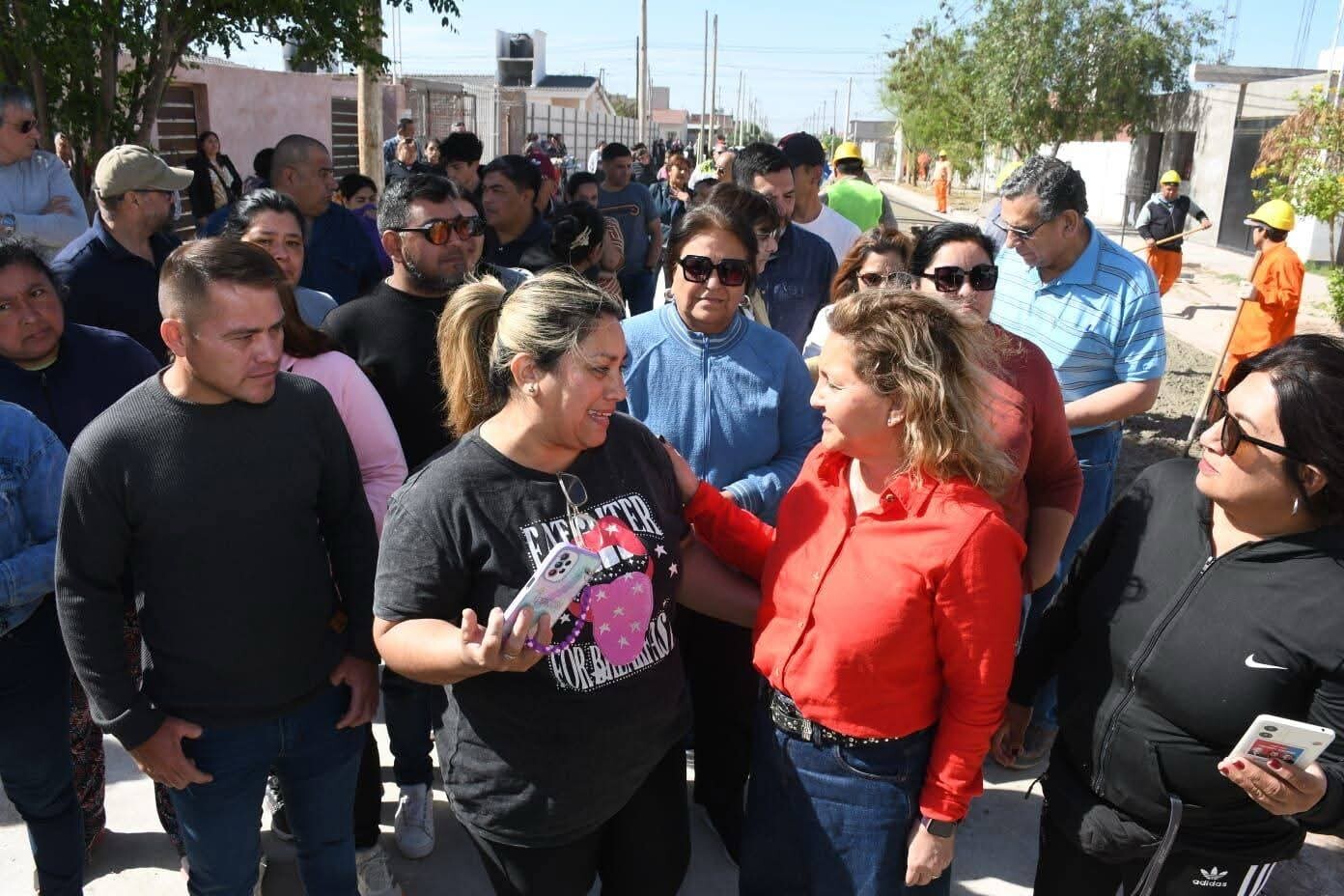 La intendente Fuentes supervisó la obra de 24 cuadras de pavimentación en el barrio Néstor Kirchner
