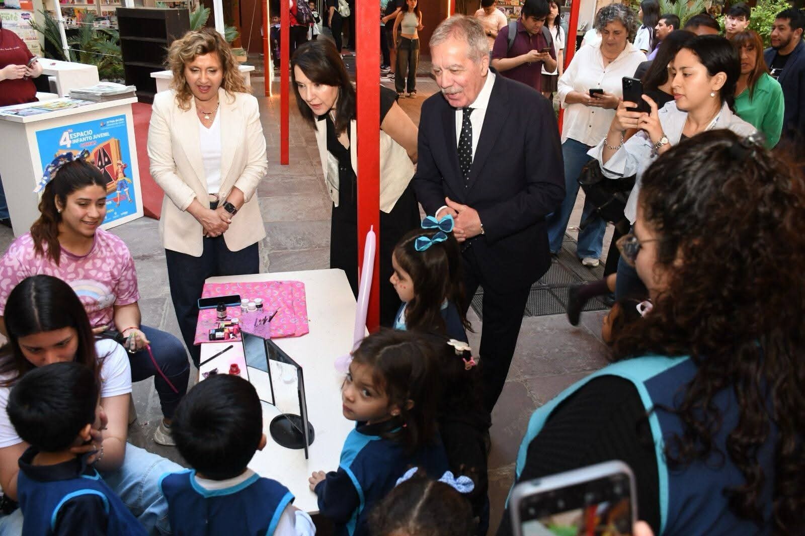 La intendente Fuentes junto al jefe de gabinete Elías Suárez recorrieron el espacio infanto juvenil de la Feria del Libro