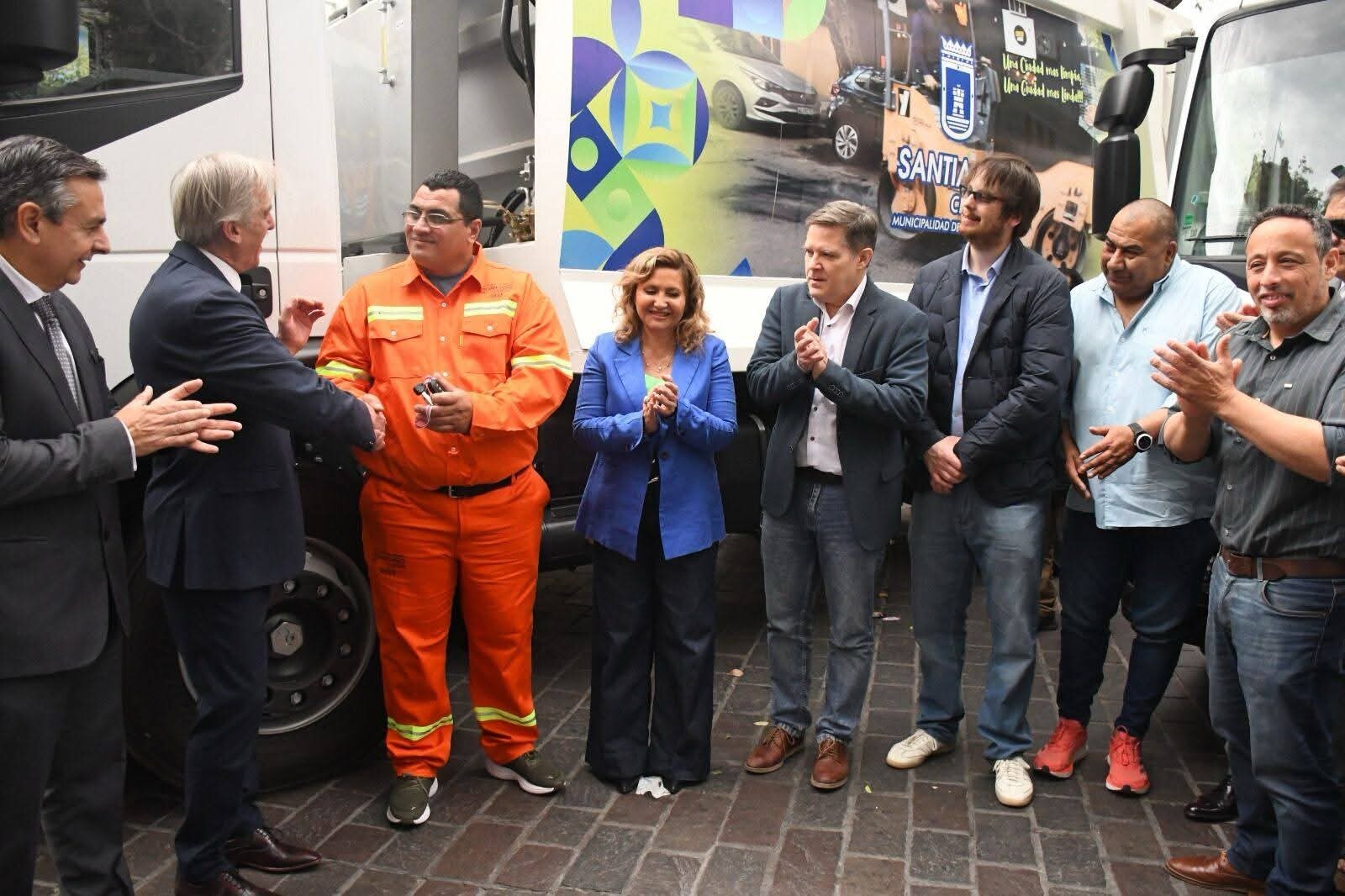 La intendente Fuentes entregó 14 nuevos camiones compactadores de residuos para incorporar al servicio de recolección