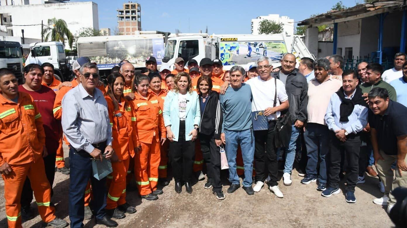 En el Día Nacional del Recolector de Residuos, la intendente, Ing. Norma Fuentes, reconoció la fundamental labor de los empleados de la Dirección de Servicios Urbanos para mantener el orden y la limpieza en la ciudad.
