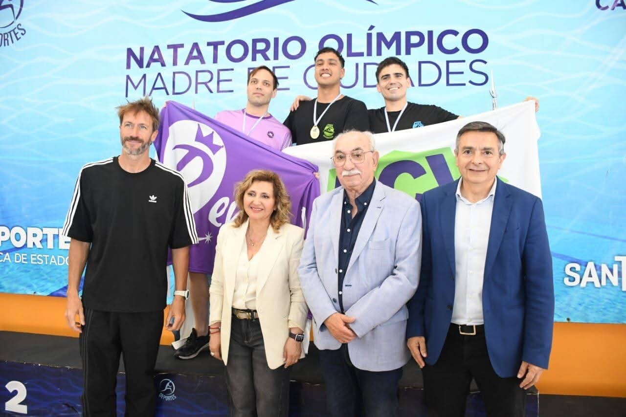 La intendente de la Capital, Ing. Norma Fuentes y el secretario de Deportes de la provincia, Prof. Carlos Dapello; encabezaron la ceremonia de entrega de premios para los ganadores del Campeonato Argentino Máster de Natación.