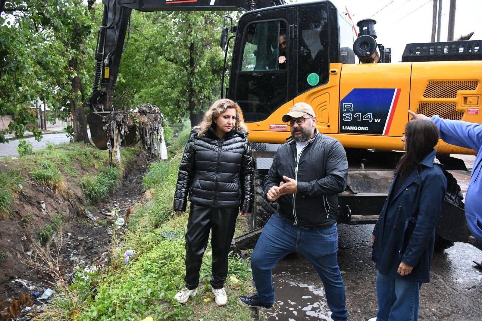 La intendente de la Capital, Ing. Norma Fuentes, supervisó el amplio operativo de mantenimiento que la comuna está desplegando en el desagüe pluvial ubicado en la avenida Aguirre, desde Antenor Álvarez hasta Solís. La intendente de la Capital, Ing. Norma Fuentes, supervisó el amplio operativo de mantenimiento que la comuna está desplegando en el desagüe pluvial ubicado en la avenida Aguirre, desde Antenor Álvarez hasta Solís.