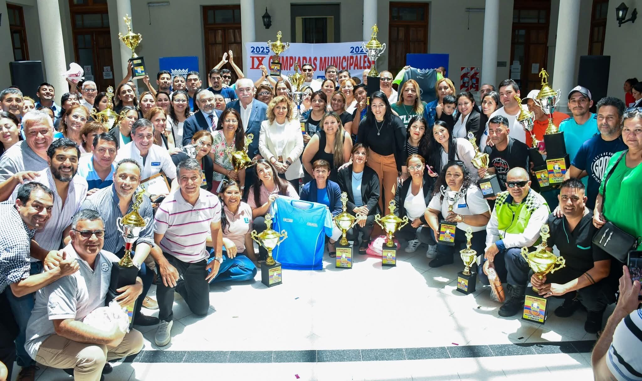 La intendente Fuentes entregó los premios de las IX Olimpíadas Municipales a empleados de distintas reparticiones