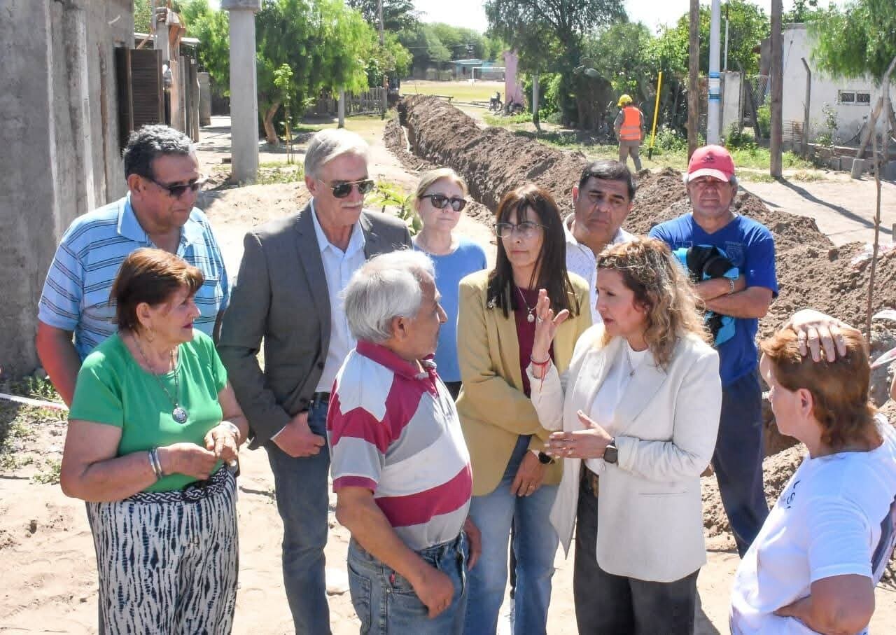 La intendente Fuentes supervisó la obra de extensión de la red de agua potable del barrio Reconquista