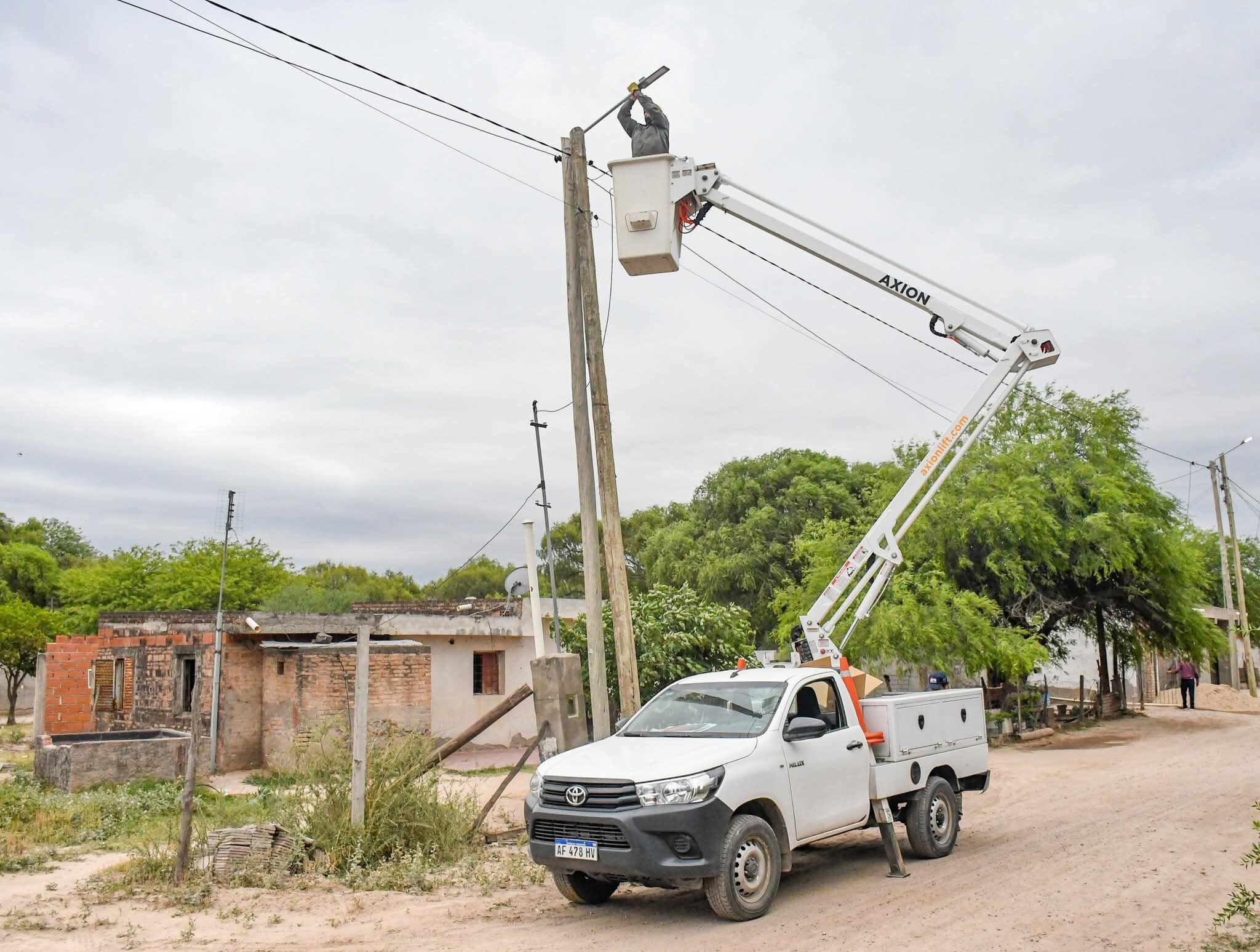 La Municipalidad continúa con su programa de mantenimiento del alumbrado en los barrios General Paz, Borges y Campo Contreras