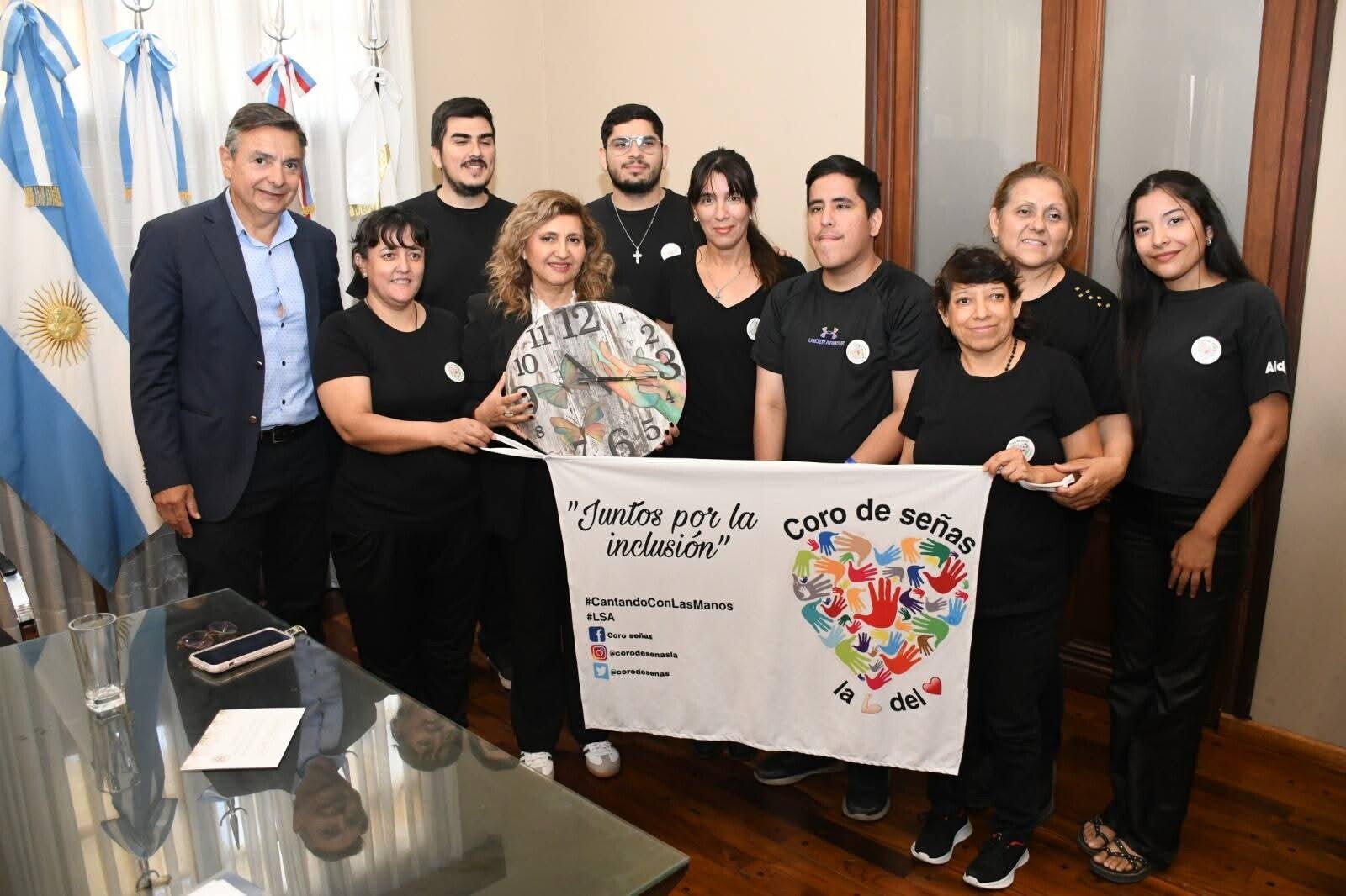 La intendente Fuentes recibió a directivos del coro de señas “La fuerza del corazón”