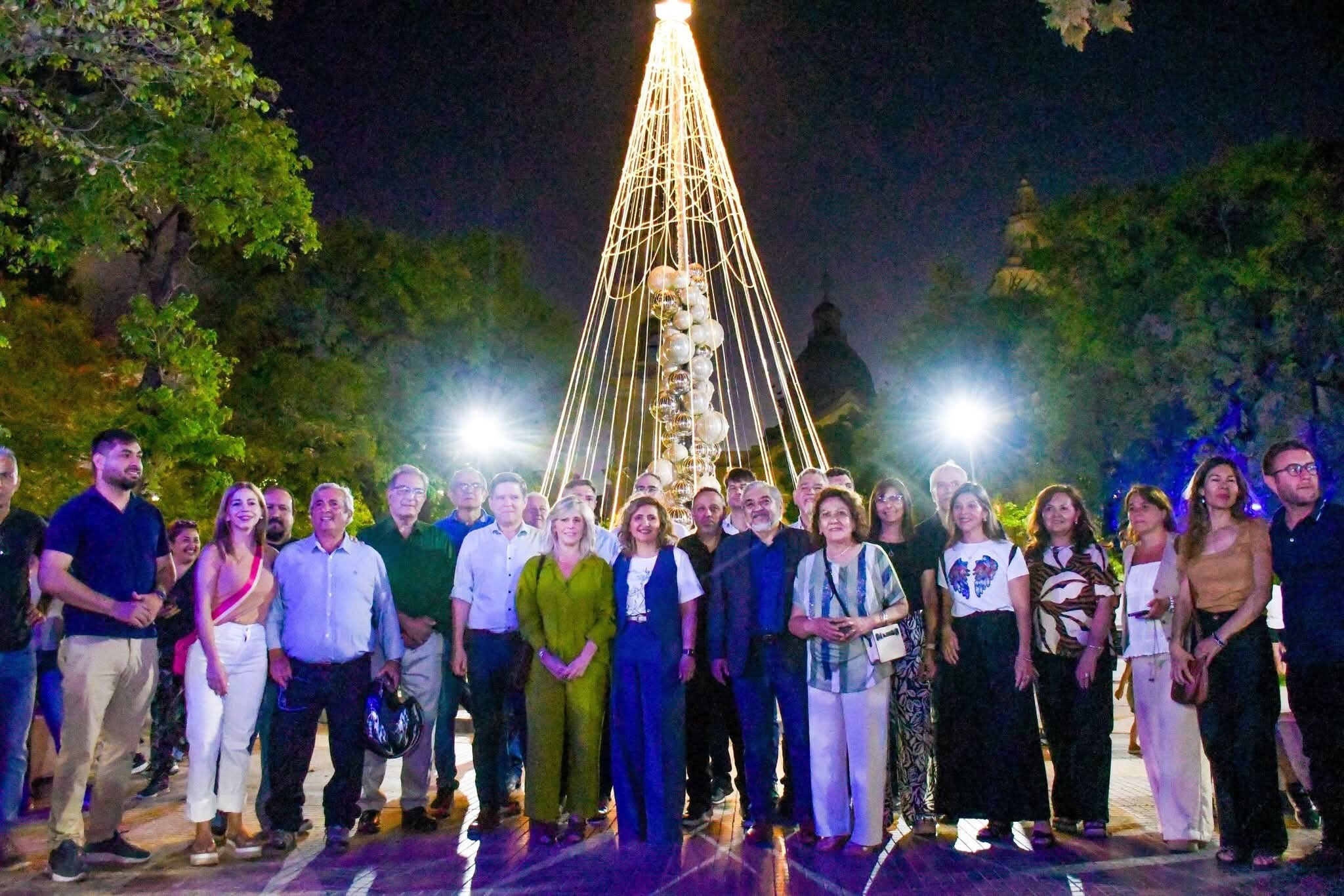 La intendente Fuentes junto a vecinos realizó el tradicional encendido de la ornamentación lumínica y del árbol de navidad ecológica