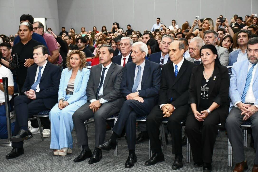 La intendente Fuentes asistió a la ceremonia de juramento de los ministros del gobierno provincial
