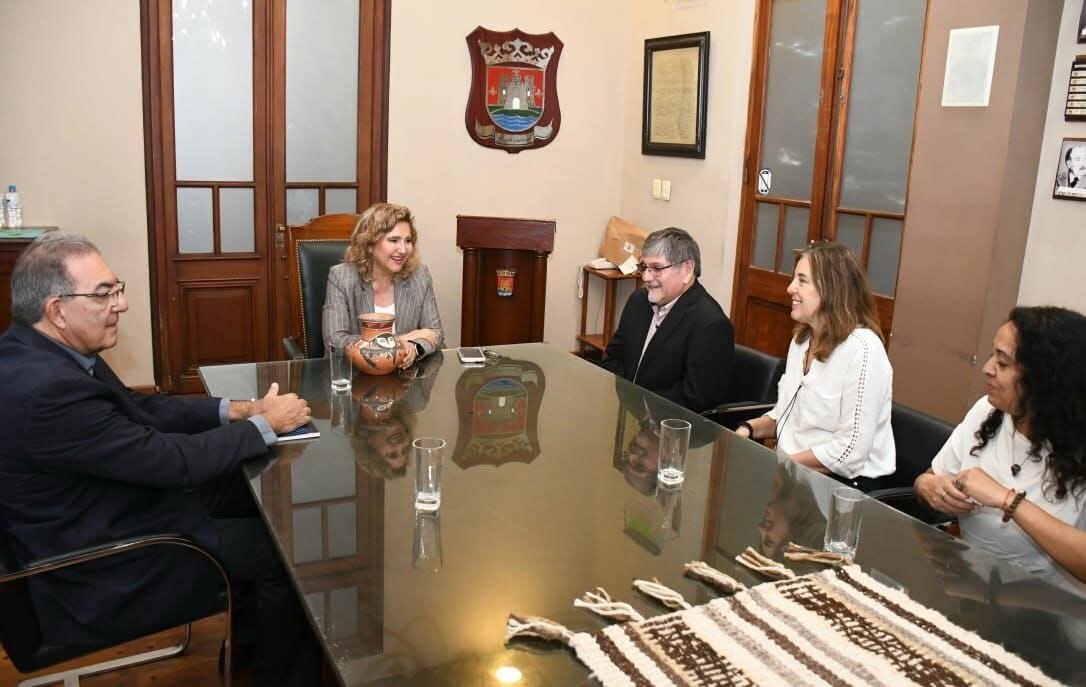 La intendente Fuentes se reunió con autoridades de la Escuela de Cerámica y Artesanías