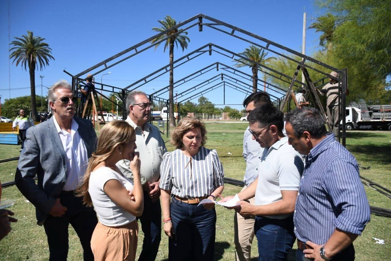 La intendente Fuentes supervisó los trabajos en el predio de Santiago es Tu Río que comenzará el próximo viernes
