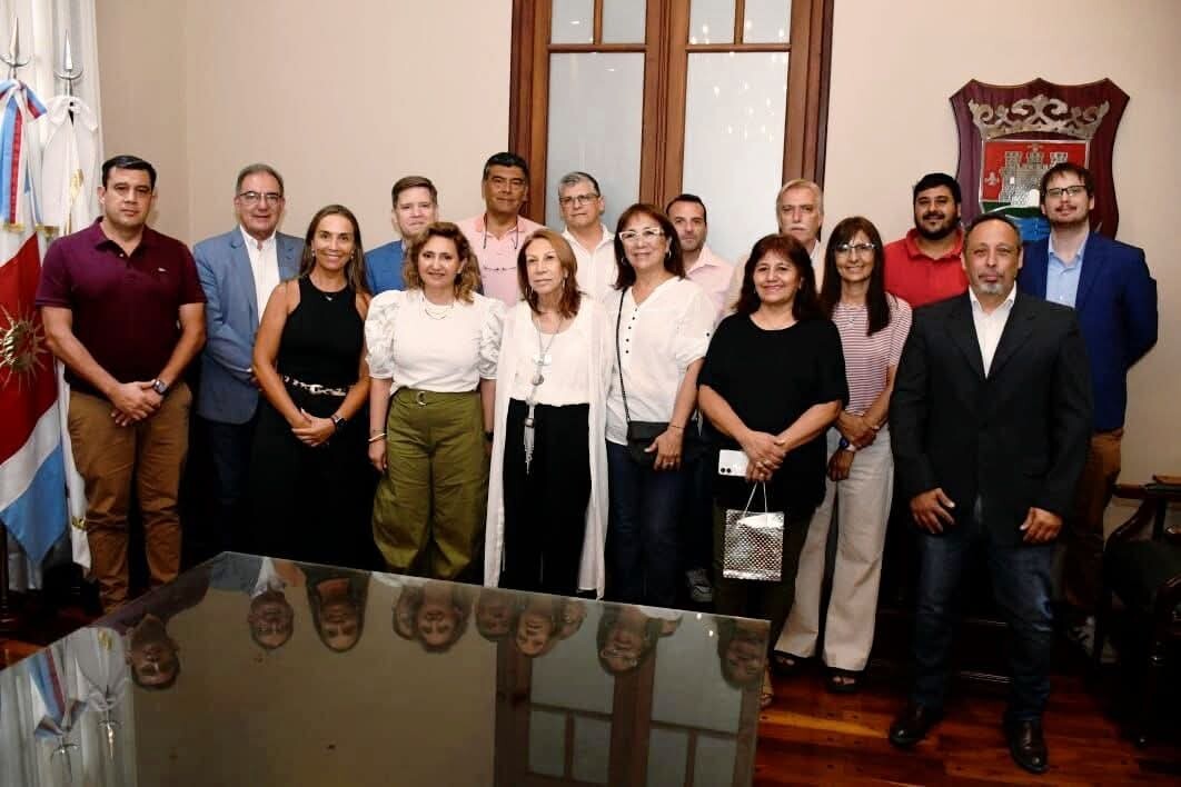 La intendente Fuentes entregó una distinción a la arquitecta Mishima por su trayectoria en la municipalidad