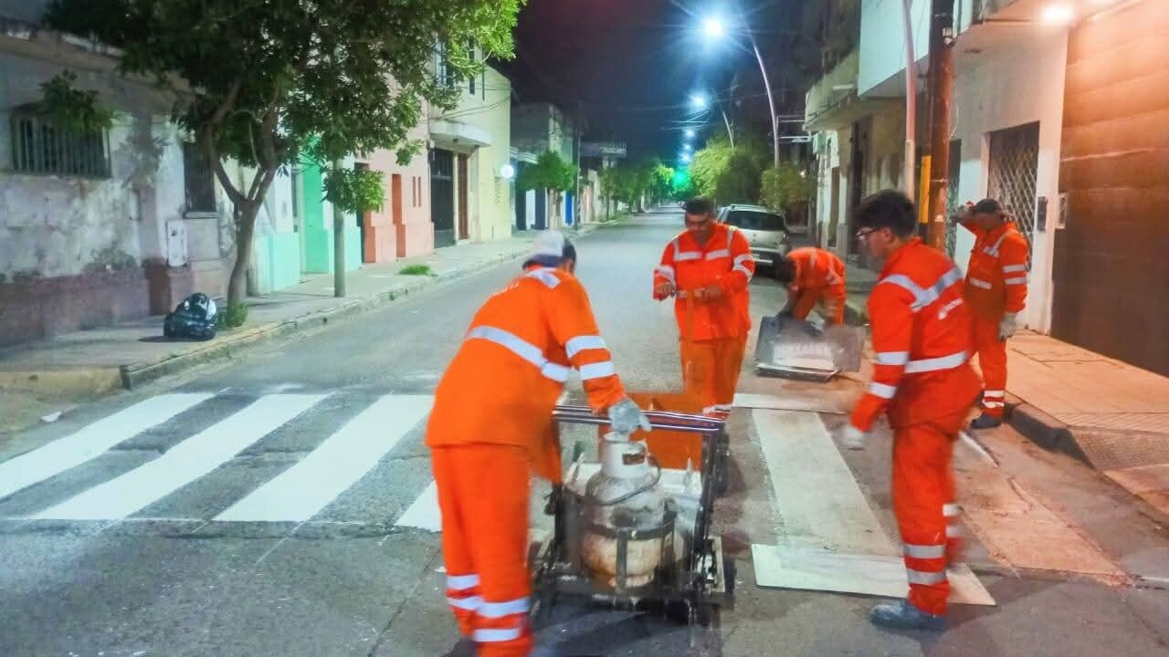 La Capital continúa con los trabajos de demarcación de las sendas peatonales y carriles