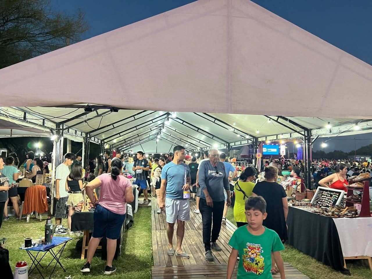 Desarrollo Social de la capital destacó la participación de numerosos artesanos en la feria de Santiago es Tu Río