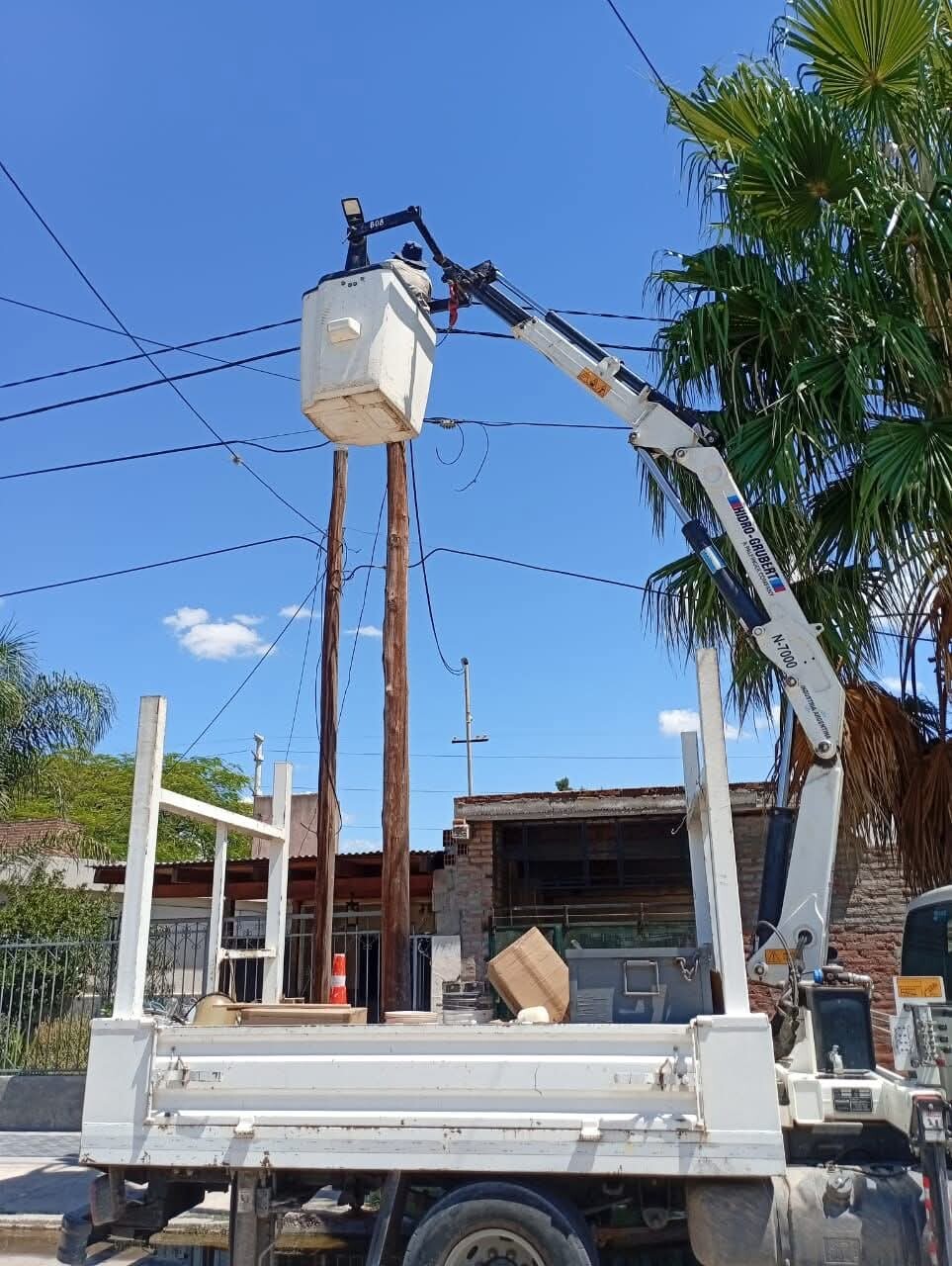 Electricidad de la municipalidad colocó y renovó más de 360 luminarias Led durante las primeras semanas del año.