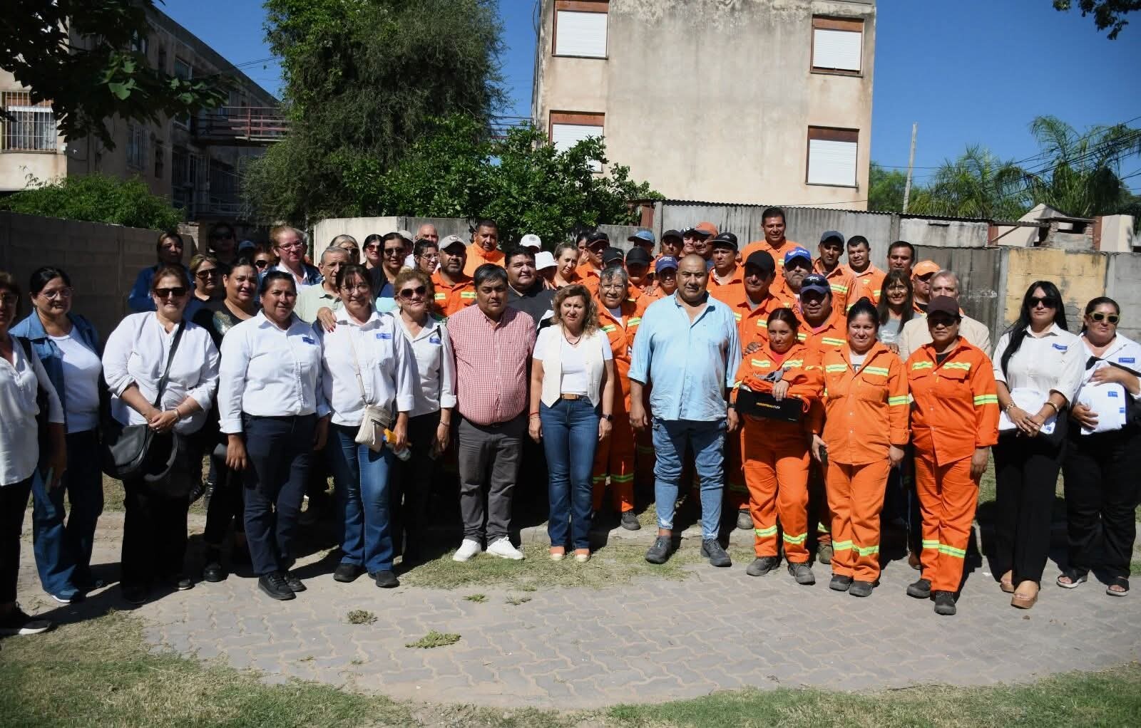 La intendente Fuentes entregó indumentaria de trabajo al personal del centro operativo del barrio Autonomía