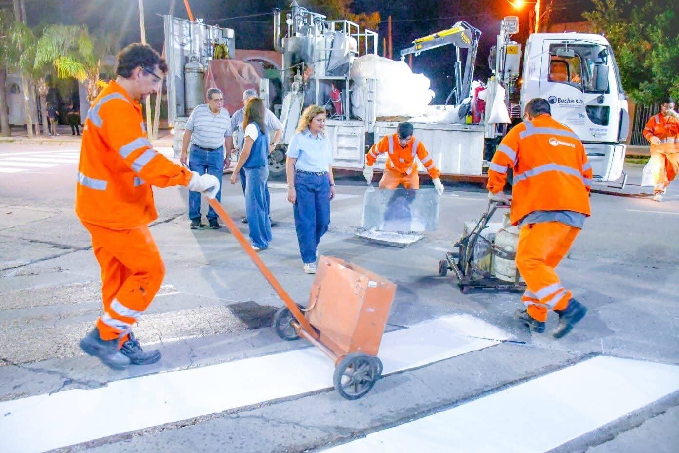 La intendente Fuentes supervisó los trabajos de la demarcación de las sendas peatonales