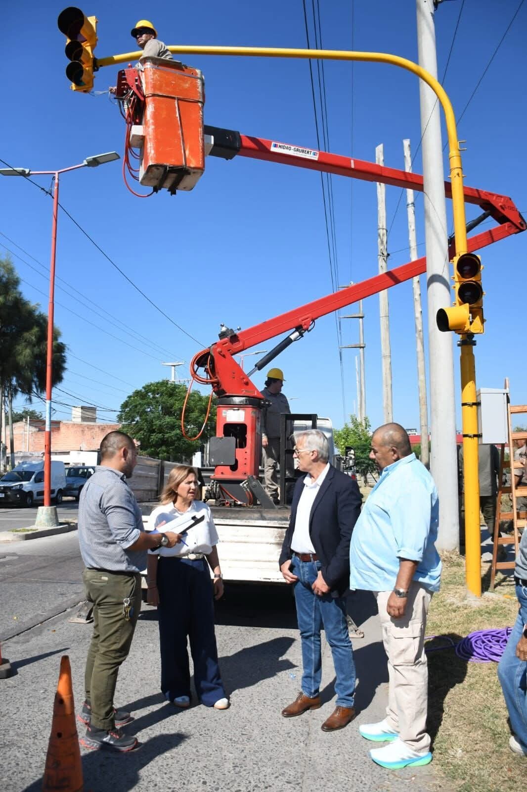 La intendente Fuentes con su programa de semaforización supervisó la instalación de semáforos en la esquina de Solís y Moreno