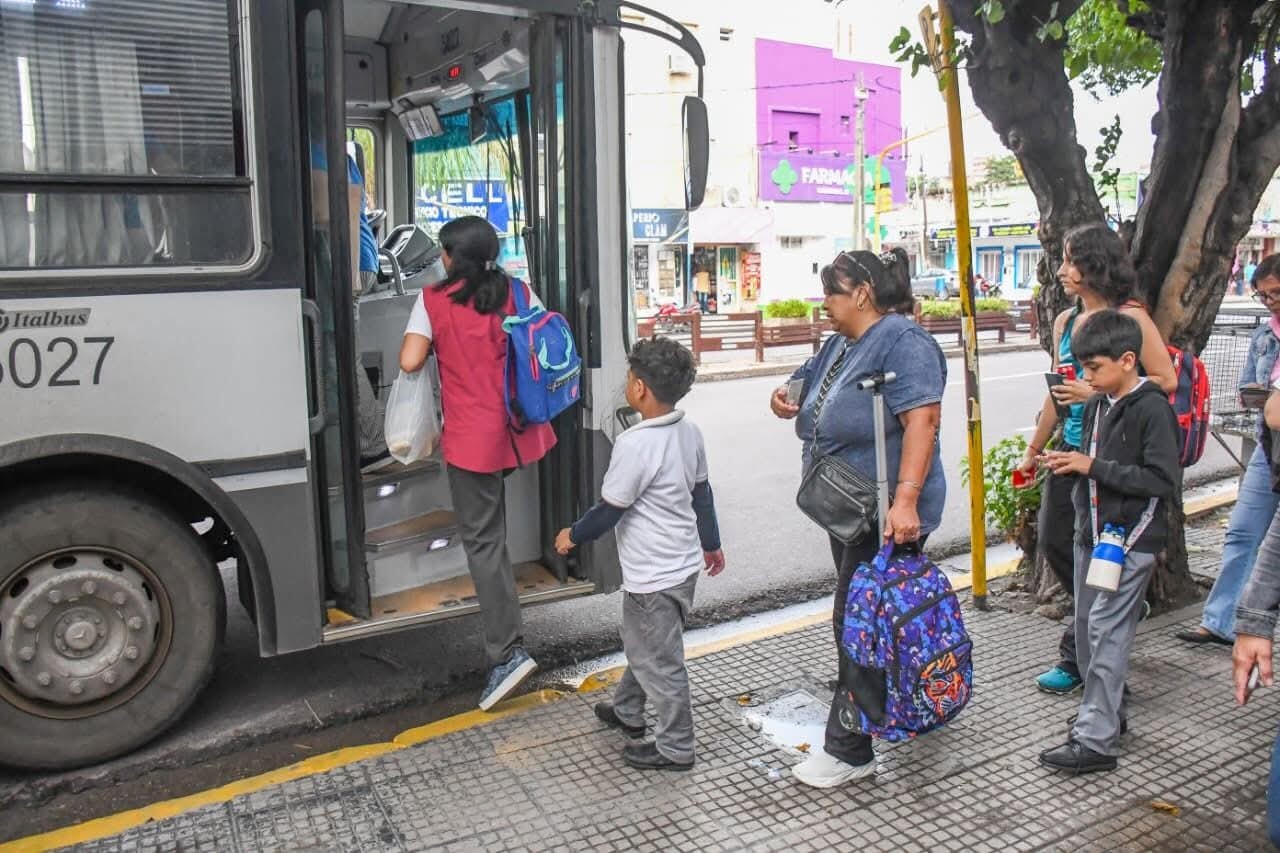 La intendente Fuentes dispuso la continuidad del boleto estudiantil gratuito para el nivel primario