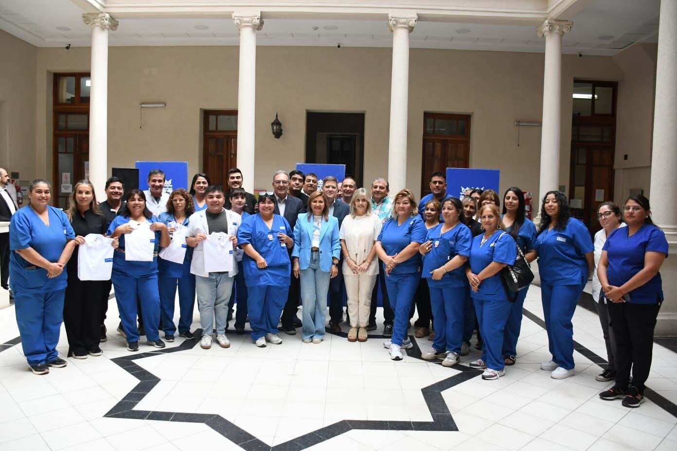 La intendente Fuentes destacó la tarea del personal de Salud al entregar más de 400 uniformes de trabajo