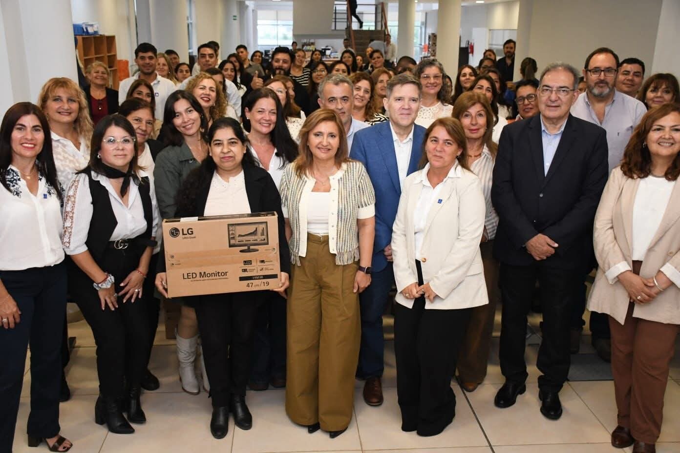 La intendente Fuentes entregó equipo informático para el personal de la Subsecretaría de Educación
