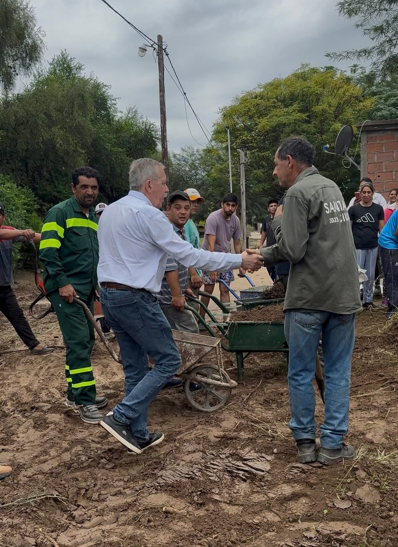 EL GOBERNADOR ELIAS SUAREZ ESTA RECORRIENDO LAS AREAS AFECTADAS POR LAS INUNDACIONES