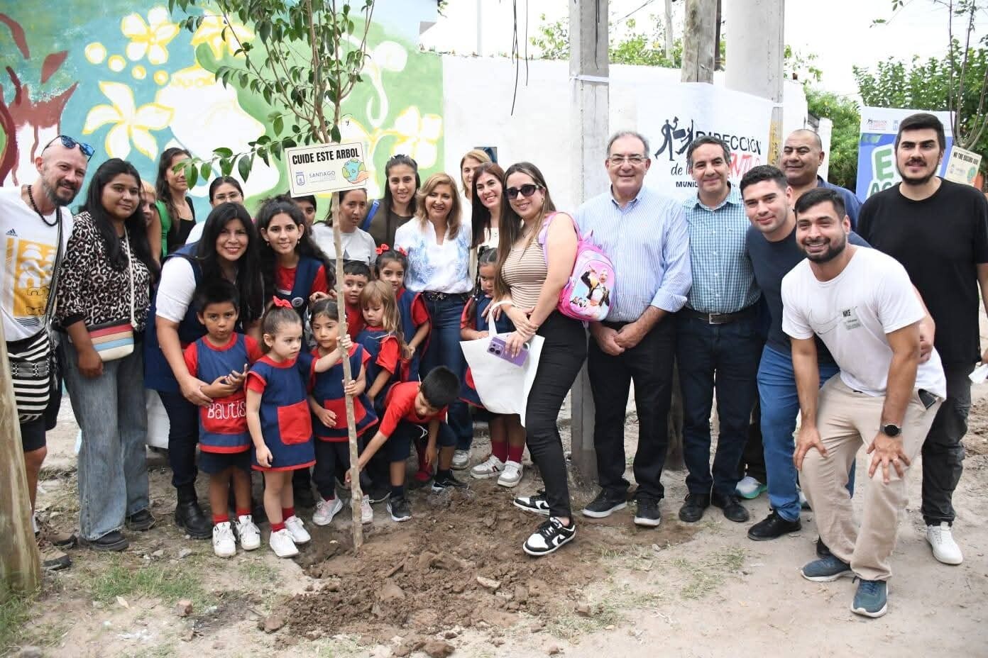 La intendente Fuentes encabezó la jornada de “Eco Acción” en el barrio 8 de Abril junto a estudiantes y vecinos