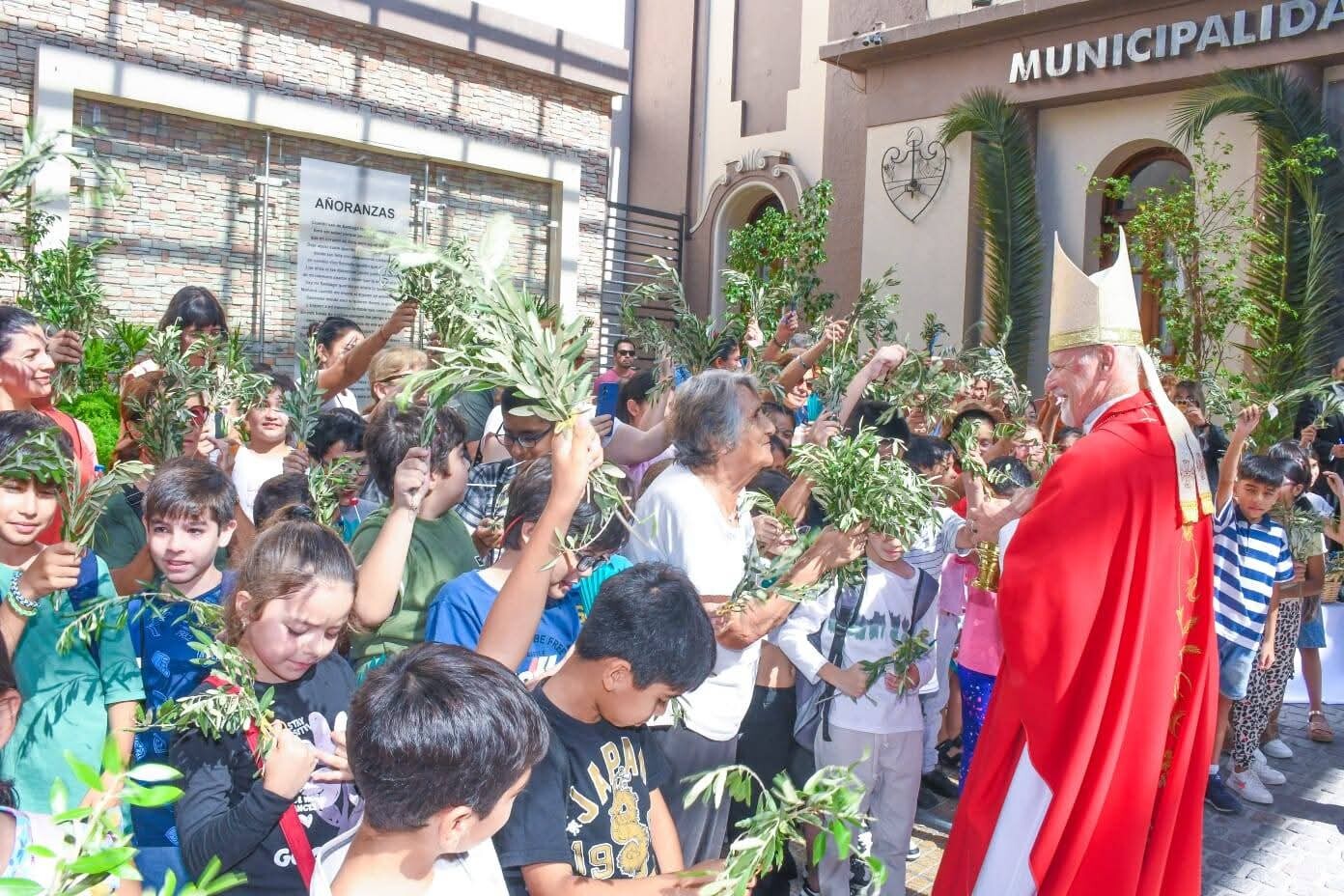 La intendente Fuentes participó de la bendición de ramos que celebró el Cardenal Bokalic en la explanada de la Municipalidad