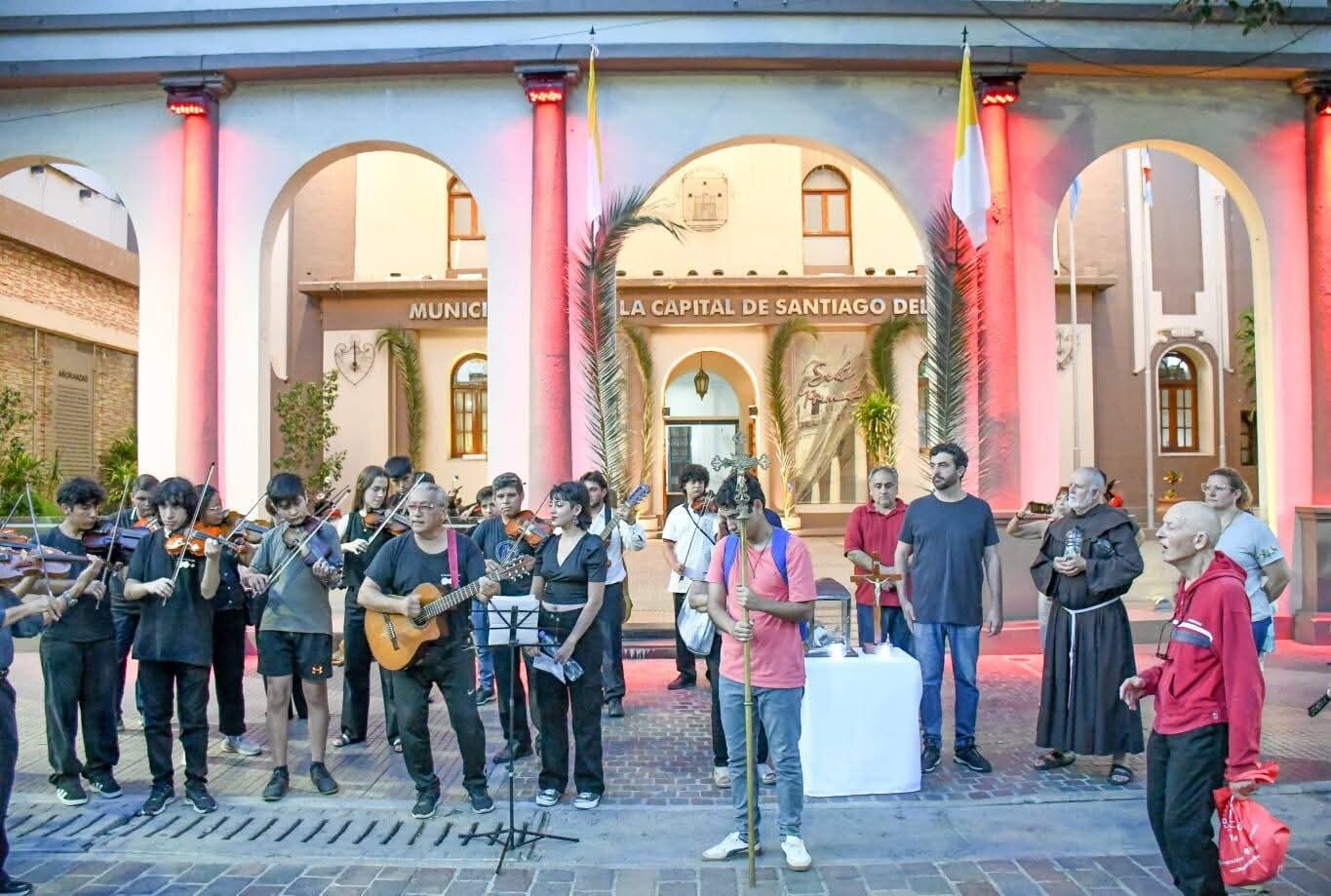 La Municipalidad fue una de las estaciones del Vía crucis con violines