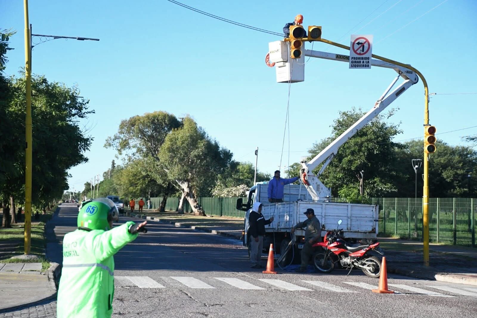 La Municipalidad continúa con el mantenimiento y mejoras del sistema de semáforos